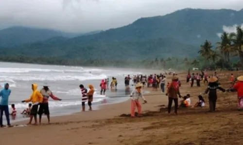 WISATA TRENGGALEK : Ribuan Wisatawan Banjiri Pesisir Trenggalek