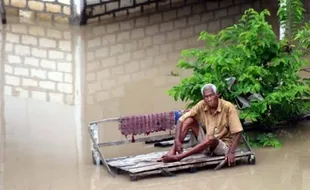 BANJIR BOJONEGORO : Salurkan Sembako Korban Banjir, BPBD Bojonegoro Tunggu Nama