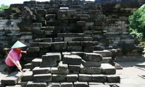 Foto Candi Tegowangi Dibersikan Lumutnya