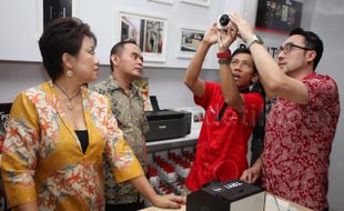 BISNIS KAMERA : Canon Akui Kalah Saing dengan Smartphone