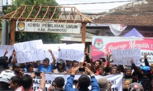 HASIL PILKADA PONOROGO : Peserta Pilkada 2015 Tolak Teken Berita Acara Hasil Hitung Suara KPU Ponorogo