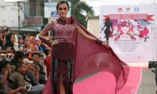 Dhoho Street Fashion 2015 Ajang Perkenalan Batik dan Tenun Ikat Kediri