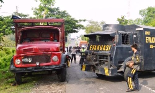 FOTO KECELAKAAN MADIUN : Truk Bijih Plastik Terguling di Saradan