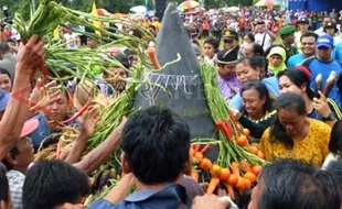 MAULID NABI MUHAMMAD : Ini Alasan Warga Madiun Berebut Gunungan Hasil Bumi…