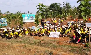 HARI MENANAM POHON : Green Camp di Madiun Diramaikan 500 Siswa