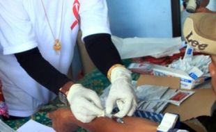 HIV/AIDS : Dinkes Madiun Periksa HIV/AIDS di Terminal Purbaya