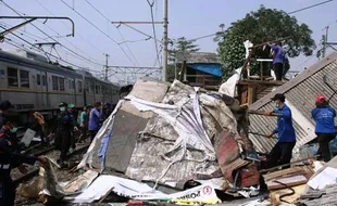 JALUR KERETA API : KAI Madiun Persiapkan Lahan Rel Madiun-Ponorogo