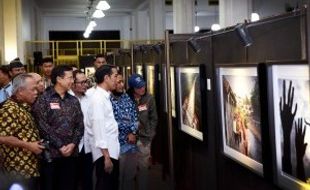 PAMERAN FOTOGRAFI : Kunjungi Pameran Foto Jurnalistik, Jokowi: Yang Foto Nakal-Nakal