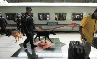 FOTO HARI NATAL 2015 : Begini Kiprah K-9 Amankan Stasiun