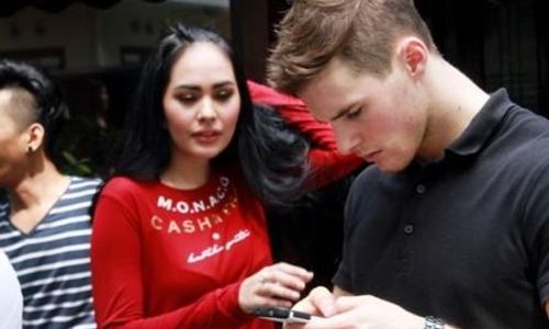 KABAR ARTIS : Kartika Putri Putus dari Pacar Bulenya