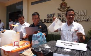 OPERASI PEKAT KARANGANYAR : Polisi Sita Ratusan Botol Miras Palsu