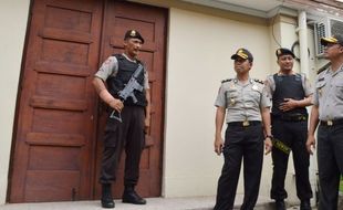 HARI NATAL 2015 : Berdekatan Maulid Nabi, Polisi Penjaga Natal Kota Madiun Ditambah