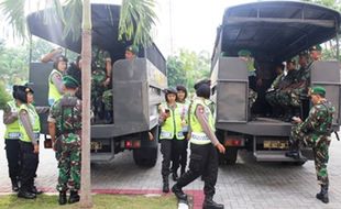 HARI NATAL 2015 : Pastikan Gereja Aman, Polisi Magetan Gandeng Tentara