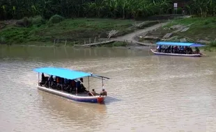 FESTIVAL BENGAWAN 2017 : Pemkab Bojonegoro Gelar Parade Perahu Hias 24 September 2017