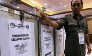 FOTO PILKADA 2015 : Hasil Pilkada Blitar Direkapitulasi