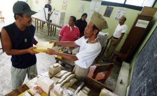 FOTO PILKADA 2015 : Pemilih Kediri Diiming-Imingi Hadiah