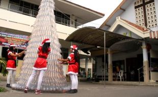 FOTO HARI NATAL 2015 : Pohon Natal Ini dari Botol Bekas