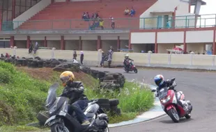 KOMUNITAS MOTOR: Tekan Kecelakaan, Rider Nmax Praktik Safety Riding