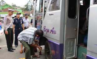 OPERASI ANGKUTAN KARANGANYAR : Tim Cek Kelaikan Angkutan Umum