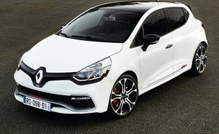 MOBIL TERCEPAT: Renault Clio Jadi Hatchback Tercepat di Dunia