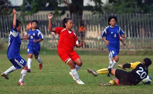 SEPAK BOLA WANITA : Tim Putri Surakarta Gagal Juara