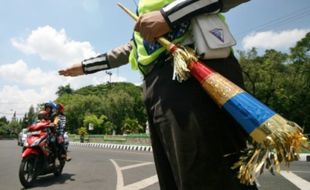 FOTO TAHUN BARU 2016 : Polisi Ganti Peluit dengan Terompet