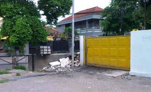 SAMPAH MADIUN : Tumpukan Sampah di TPS Suncity Picu Protes