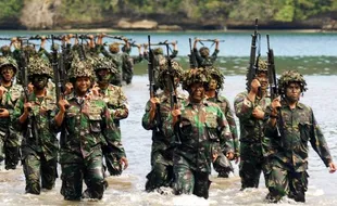 FOTO LATIHAN TEMPUR : Peluru Tajam SS-1 Dilepas Marinir