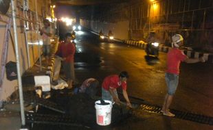 UNDERPASS MAKAMHAJI : Aspal Sumbat Drainase, Underpass Banjir