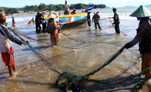 Foto Nelayan Tulungagung Andalkan Jaring Tarik