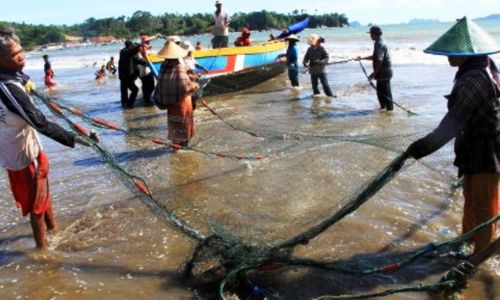 Foto Nelayan Tulungagung Andalkan Jaring Tarik