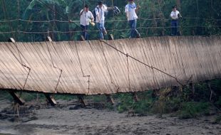 FOTO JEMBATAN PUTUS : Miris, Anak-Anak Sekolah Ini Nekat Seberangi Jembatan Putus