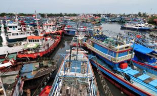 FOTO KAPAL NELAYAN : Cuaca Buruk, Nelayan Enggan Melaut