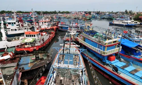 FOTO KAPAL NELAYAN : Cuaca Buruk, Nelayan Enggan Melaut