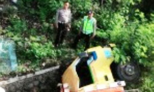 KECELAKAAN NGANJUK : Truk Vs Motor di Jembatan Kedung Mlaten, Truk Terjun ke Sungai, 1 Nyawa Melayang