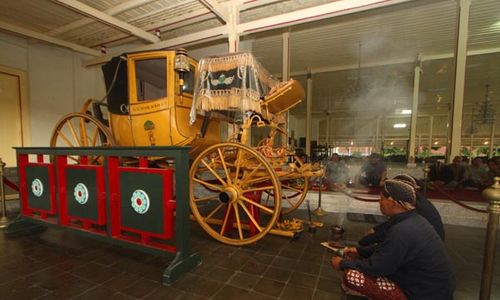 KERETA PAKU ALAM : Kereta Kiai Manik Koemolo Hadiah dari Sir Thomas Stamford Raffles