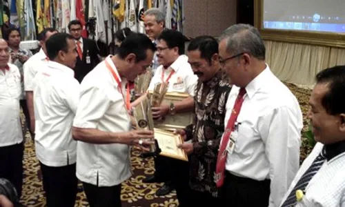 PENGHARGAAN KONI : Ganjar dan Rudy Raih KONI Award 2015