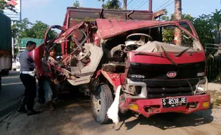 KECELAKAAN SRAGEN : Inilah Penampakan Ringseknya Truk dan Avanza Setelah Tabrakan di Jalan Solo-Sragen