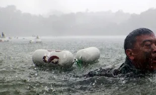 FOTO LATIHAN TEMPUR : Ketahanan Marinir Diuji di Sempu