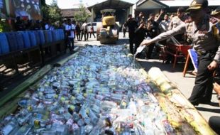 OPERASI CIPTA KONDISI : Ratusan Botol Miras Disita dari 3 Penjual