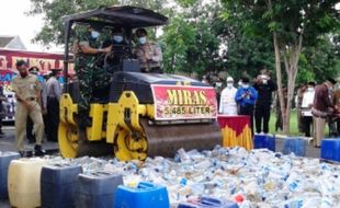 MIRAS MADIUN : Polres Madiun Lindas 5.485 Liter Arak Jowo