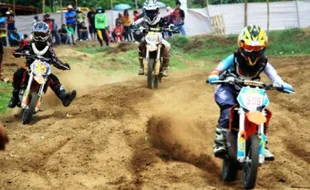 Foto Kejuaraan Motocross Digelar di Pantai Prigi