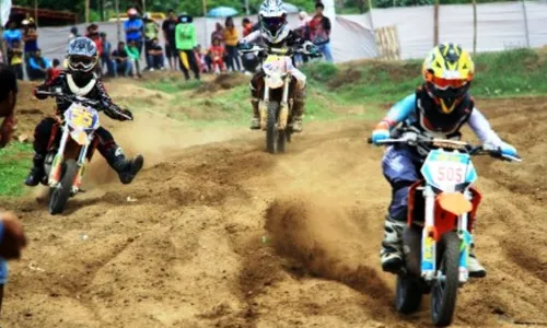 Foto Kejuaraan Motocross Digelar di Pantai Prigi