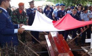 FOTO PESAWAT GOLDEN EAGLE JATUH : Begini Duka di Pemakaman Pilot T-50i