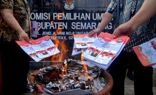 FOTO PEMUSNAHAN SURAT SUARA RUSAK : Ribuan Surat Suara Rusak Dimusnahkan