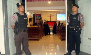 NATAL 2015 : Tim Antiteror Sisir 5 Gereja Besar di Sragen