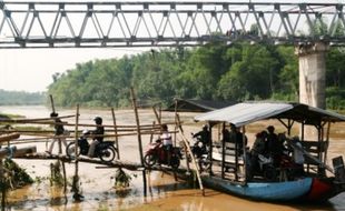 Foto Penyeberangan Brantas Gusur Perahu