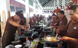 HUT KORPRI : Lezatnya, Aneka Rasa Nasi Goreng Kreasi Bapak-Bapak PNS