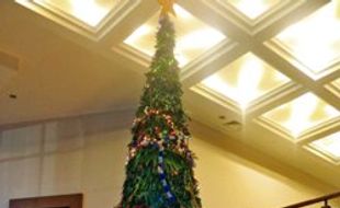 HOTEL DI SEMARANG : Unik, Hotel Dafam Buat Pohon Natal dari Kertas Bekas Setinggi 5 Meter