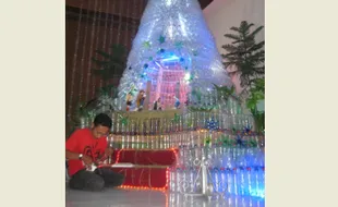 NATAL 2015 : Pohon Natal di Sukoharjo Ini Dibikin dari 1.000 Botol Bekas